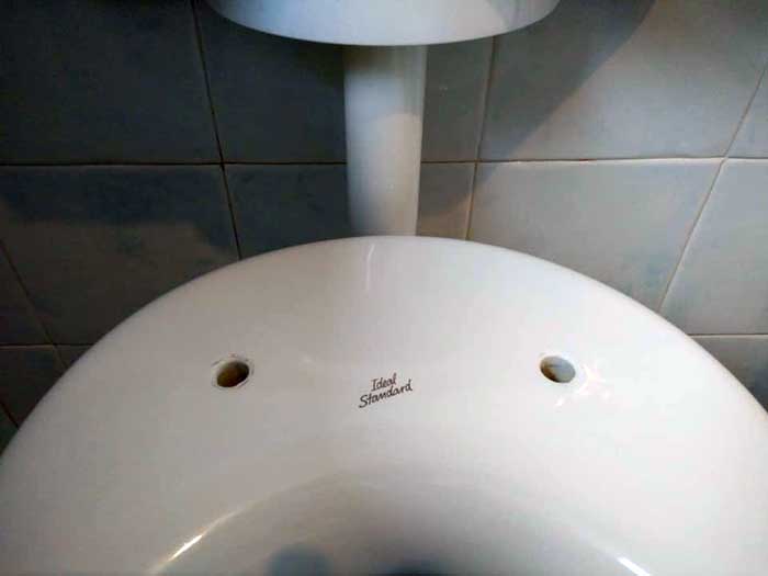 holes of toilet seat